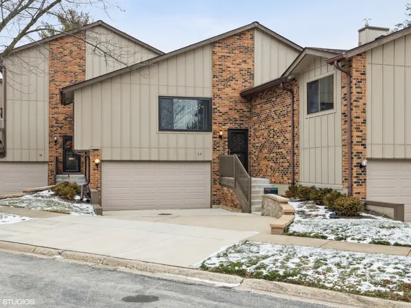 16 Clubside Dr, Willowbrook, IL 60527