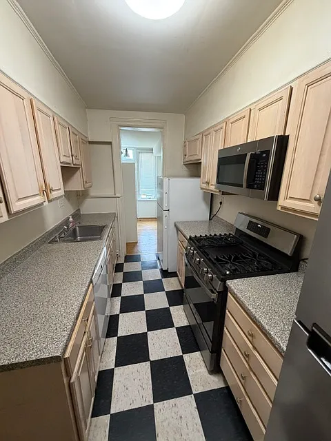 6 bed, 2280 sqft, $4,400 — Photo 3