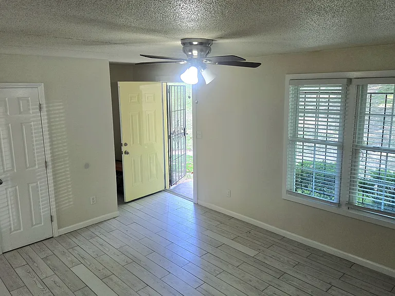 233 Peyton Pl SW — Photo 4