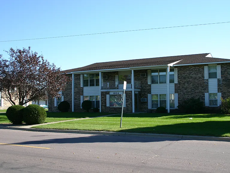 1620 Roe Crest Dr — Photo 23