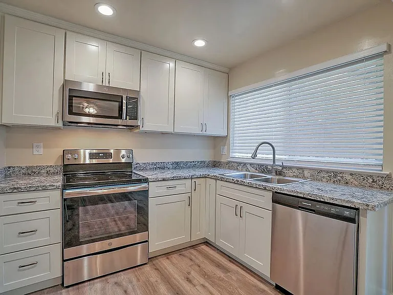 512 Alberta Ave — Photo 4