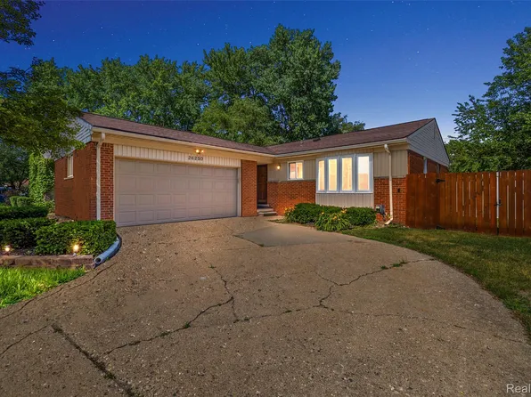 26250 Virginia Dr, Warren, MI 48091