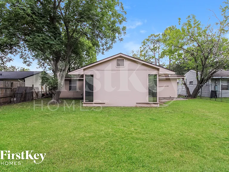 4415 Akard St — Photo 14