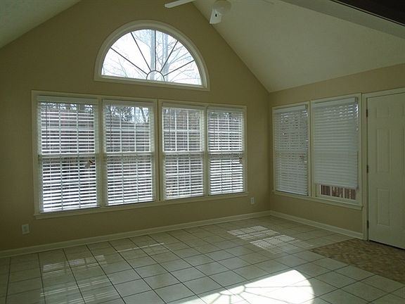 4th image of 629 Victorian Cir