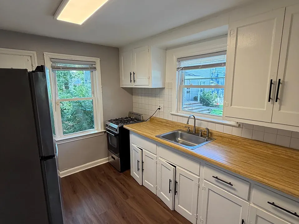 1028 Thompson Ave #1R