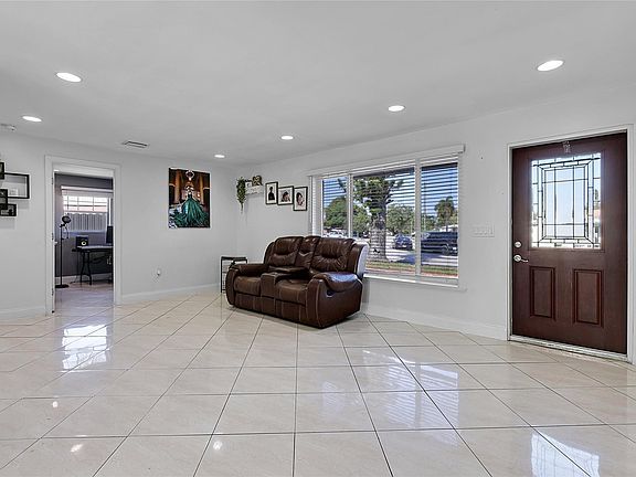 4th image of 2050 SW 48th Avenue