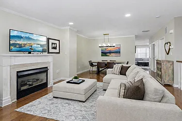 273 Roslyn Court, #273