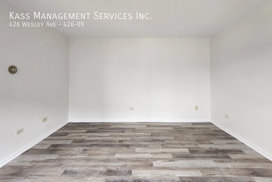Freshly renovated Oak Park 1 bedroom with SS Appliances, grey plank wood floors and A/C. Parking ... — Photo 4