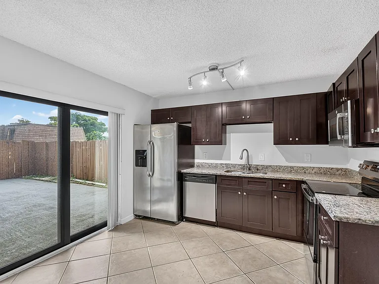744 Springdale Cir — Photo 18