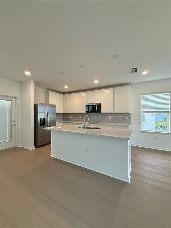 3 bed, 2.5 bath, 1896 sqft, $2,600 — Photo 3