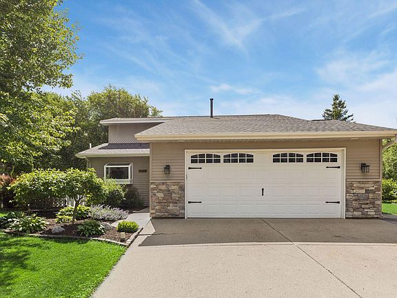 3rd image of 10028 Park Cir