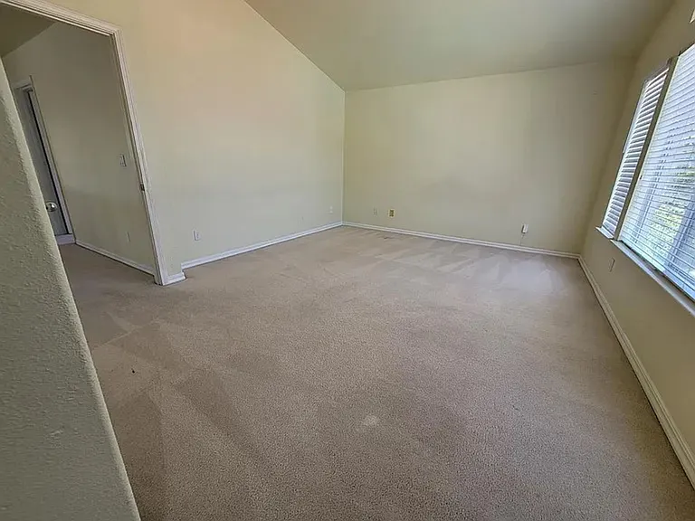 2377 Yorkshire Dr — Photo 13
