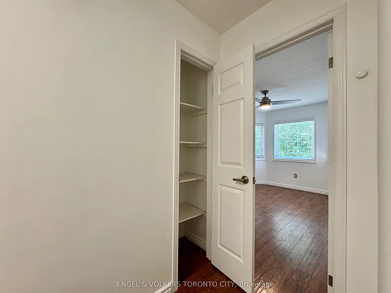 2052 Oak Bliss Cres — Photo 17