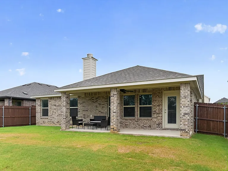 1637 Elle Ln — Photo 24