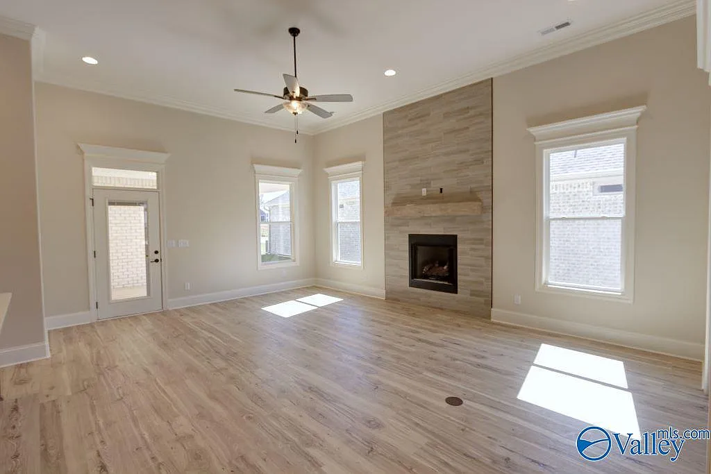 3 bed, 2.5 bath, 2220 sqft, $2,295 — Photo 2