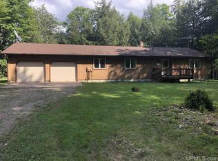 395 N South Point Ln, Marquette, MI 49841