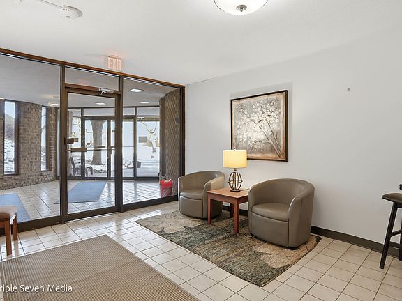 5th image of 440 Raintree Ct Unit 1G