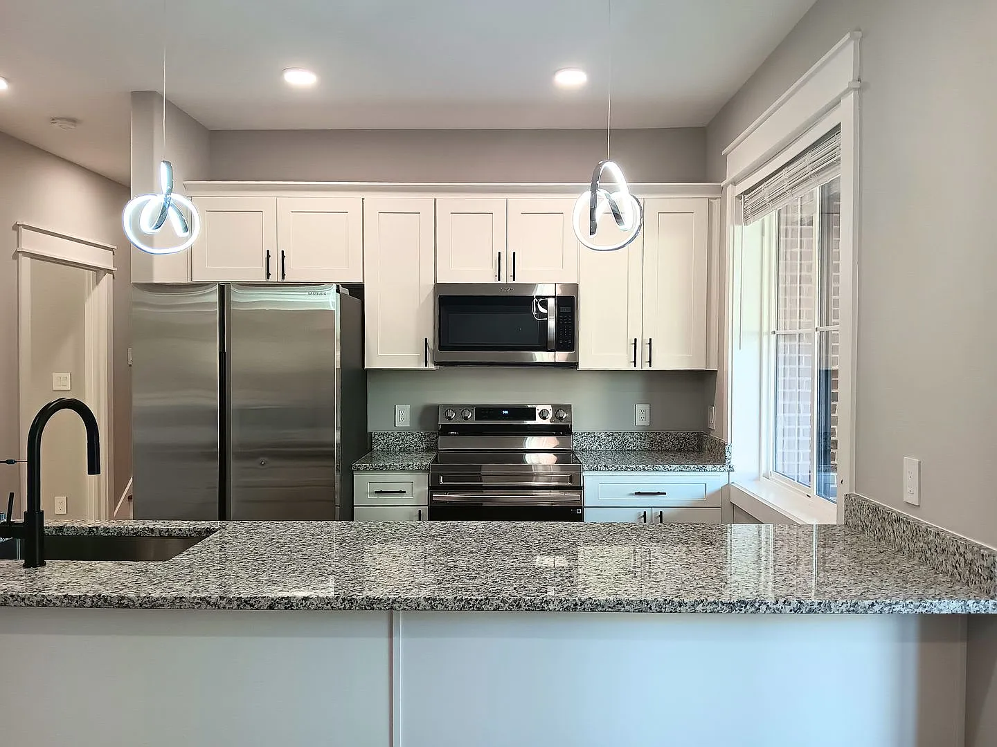 Single Room Available in 6BR Townhome | Private Bedroom w/ Private Bathroom — Photo 2