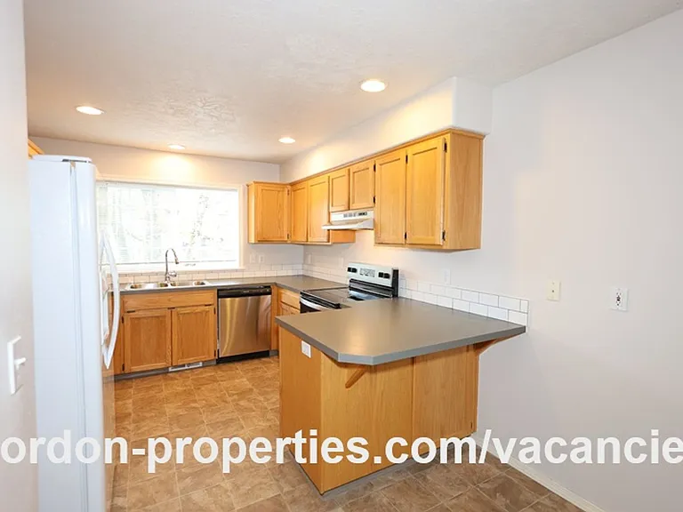16913 NE Halsey St — Photo 21