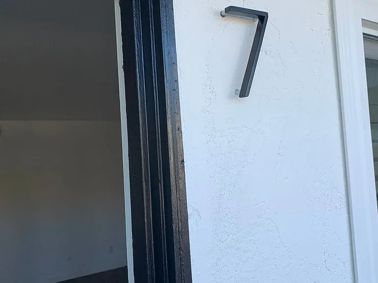 Now Available 1 & 2 Bedroom Renovated Apts! — Photo 4