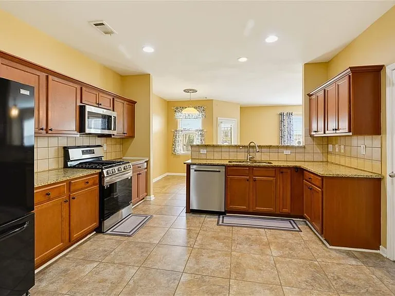 254 Shaw Dr — Photo 2