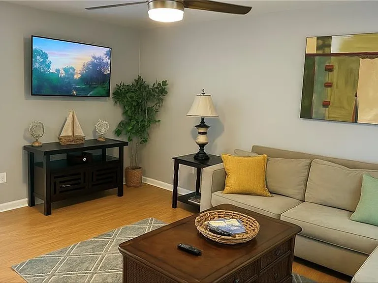 633 Palm View Dr #4 — Photo 5