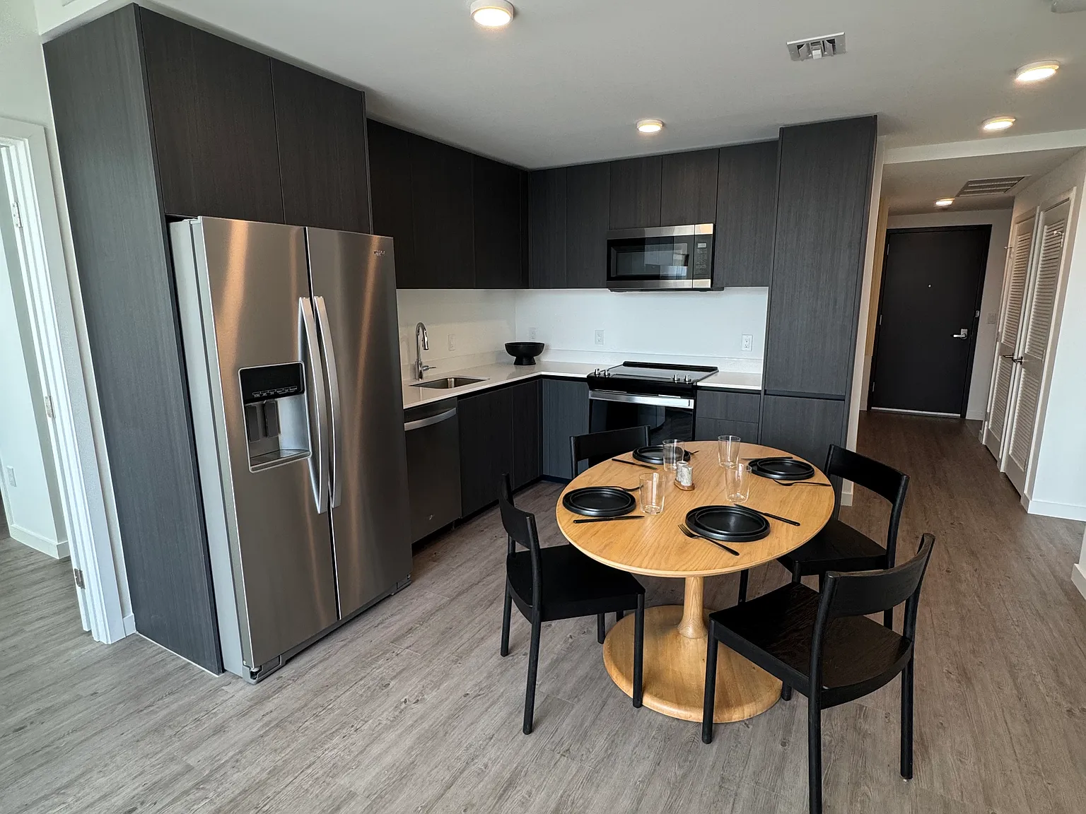 2 bed, 1000 sqft, $3,275 — Photo 2