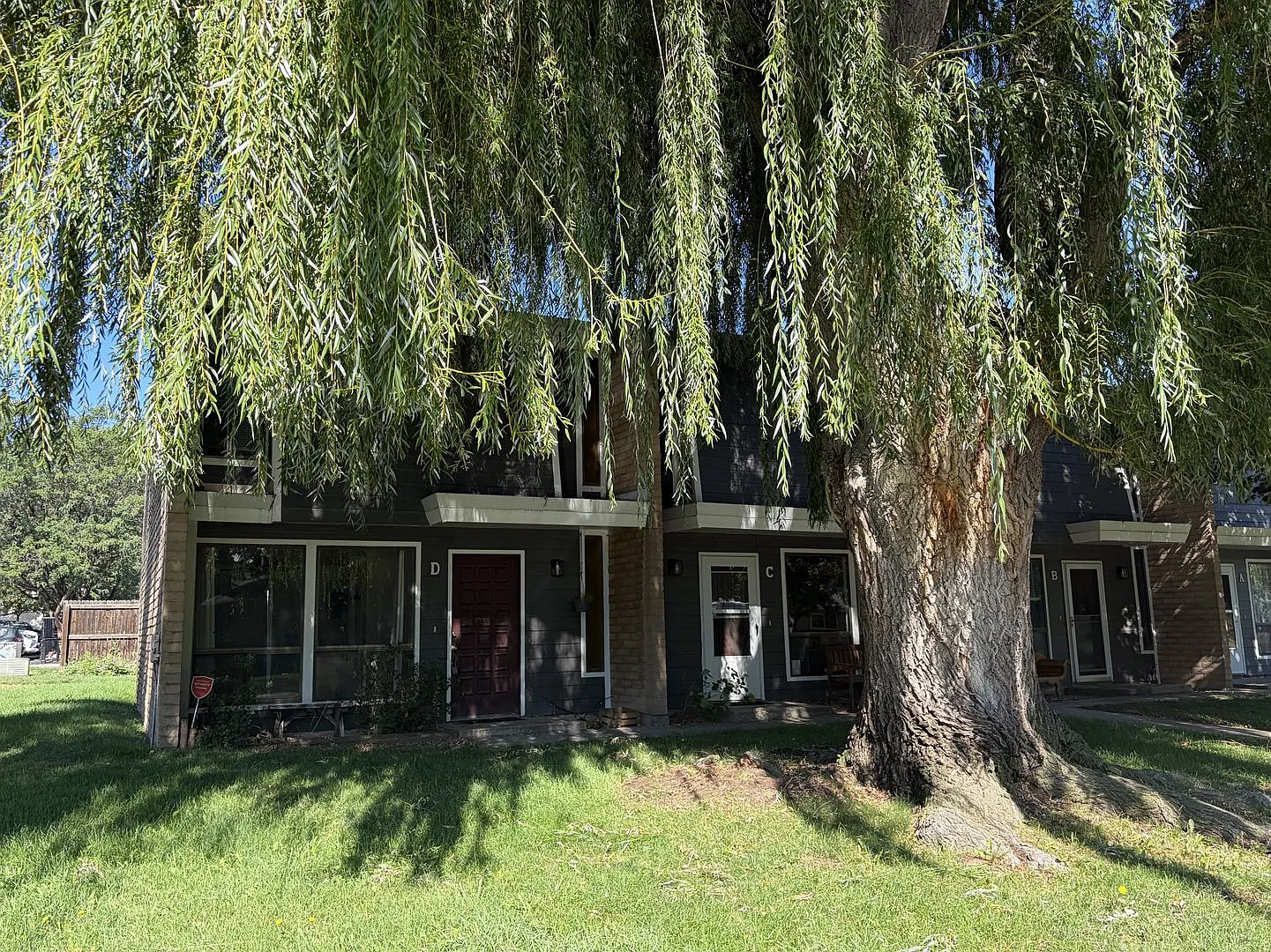 Charming Condo with Spacious Layout Move-In Mid-August — Photo 1