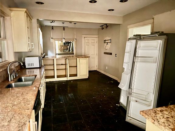 4th image of 711 W Clinton St