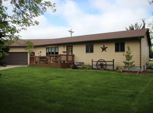 1719 McIlvaine Ct SW, Huron, SD 57350