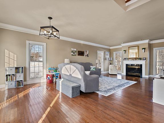 3rd image of 55 Lakeview Dr
