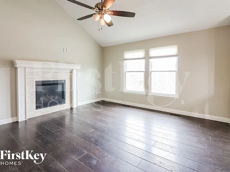 412 N Crest Dr — Photo 2