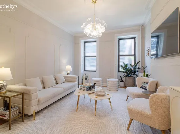 350 W 48th St #4E, New York, NY 10036