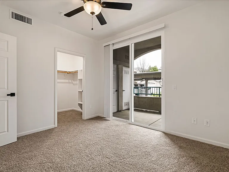 Sterling Oaks Luxury Apartments — Photo 57