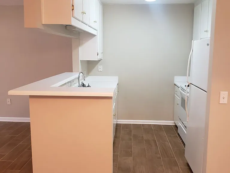 127 S Springview Dr — Photo 2