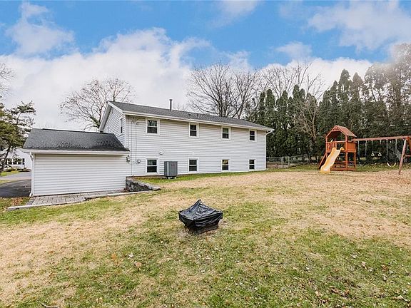 4th image of 60 Hillside Dr