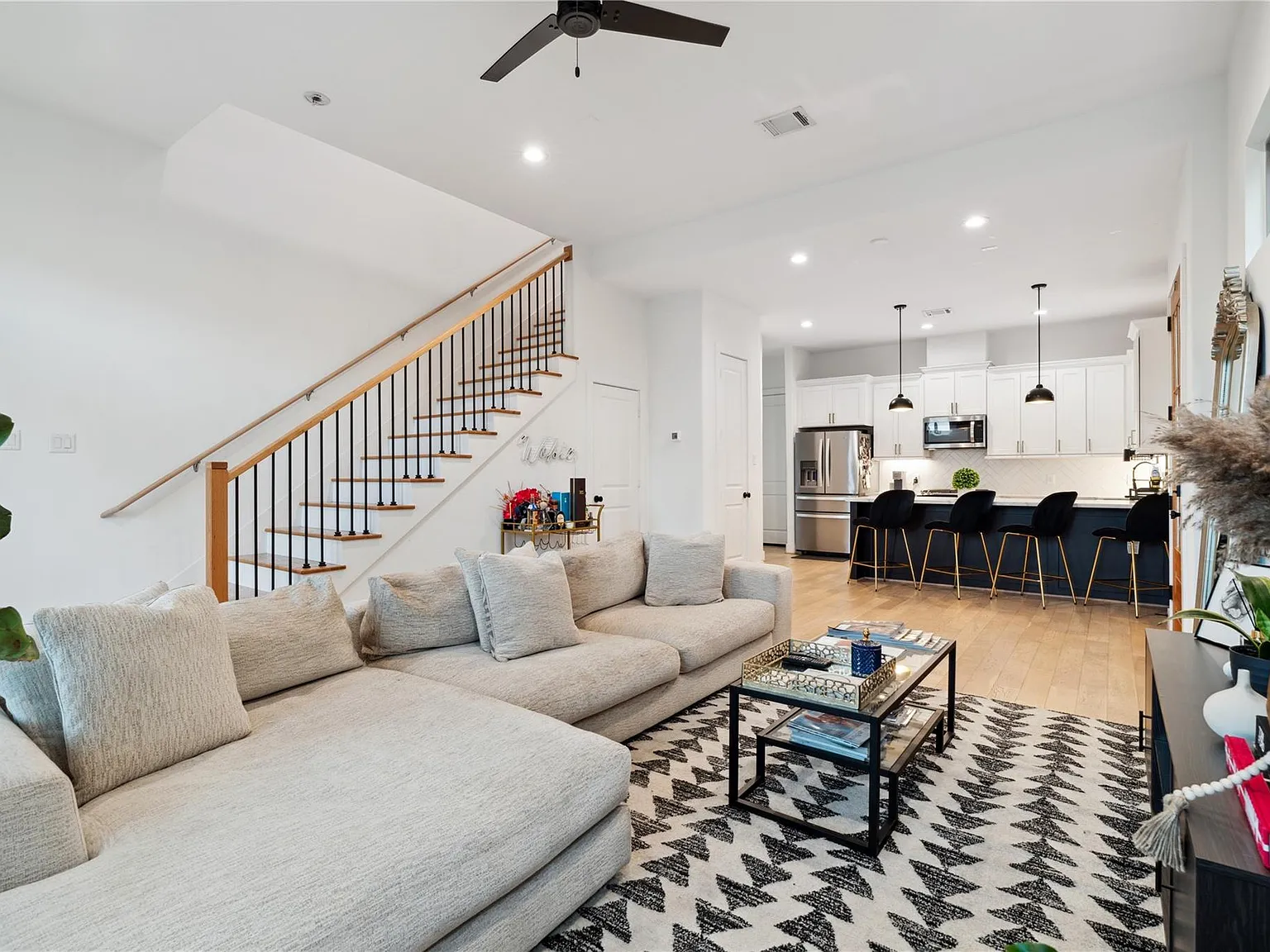 3 bed, 2.5 bath, 1824 sqft, $2,850 — Photo 2