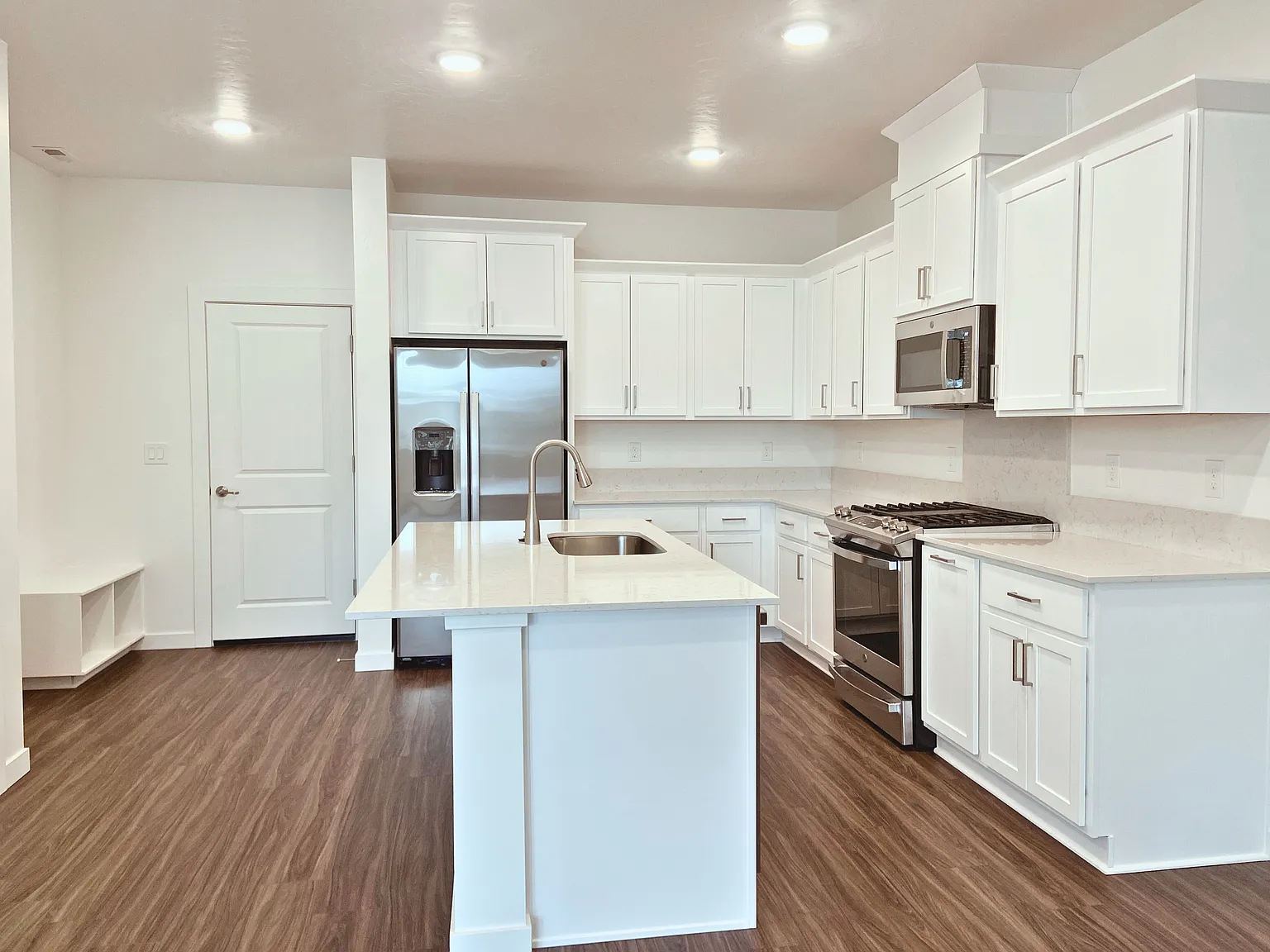 3 bed, 2.5 bath, 1928 sqft, $2,390 — Photo 4