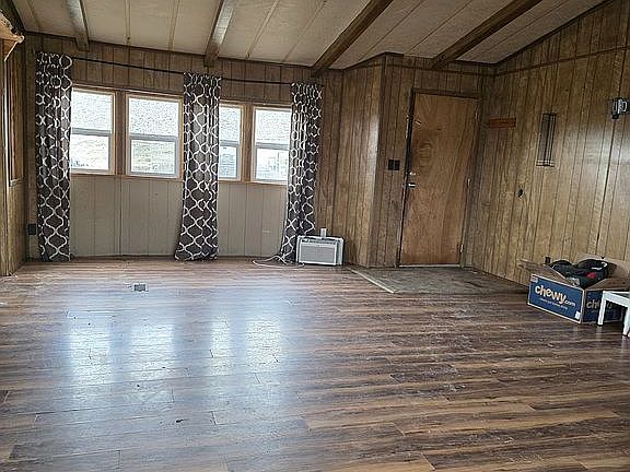 Spacious living room 