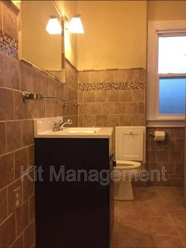Spacious 4-Bedroom Home with Modern Updates & Prime Toledo Location 2145 Mellwood Court — Photo 4