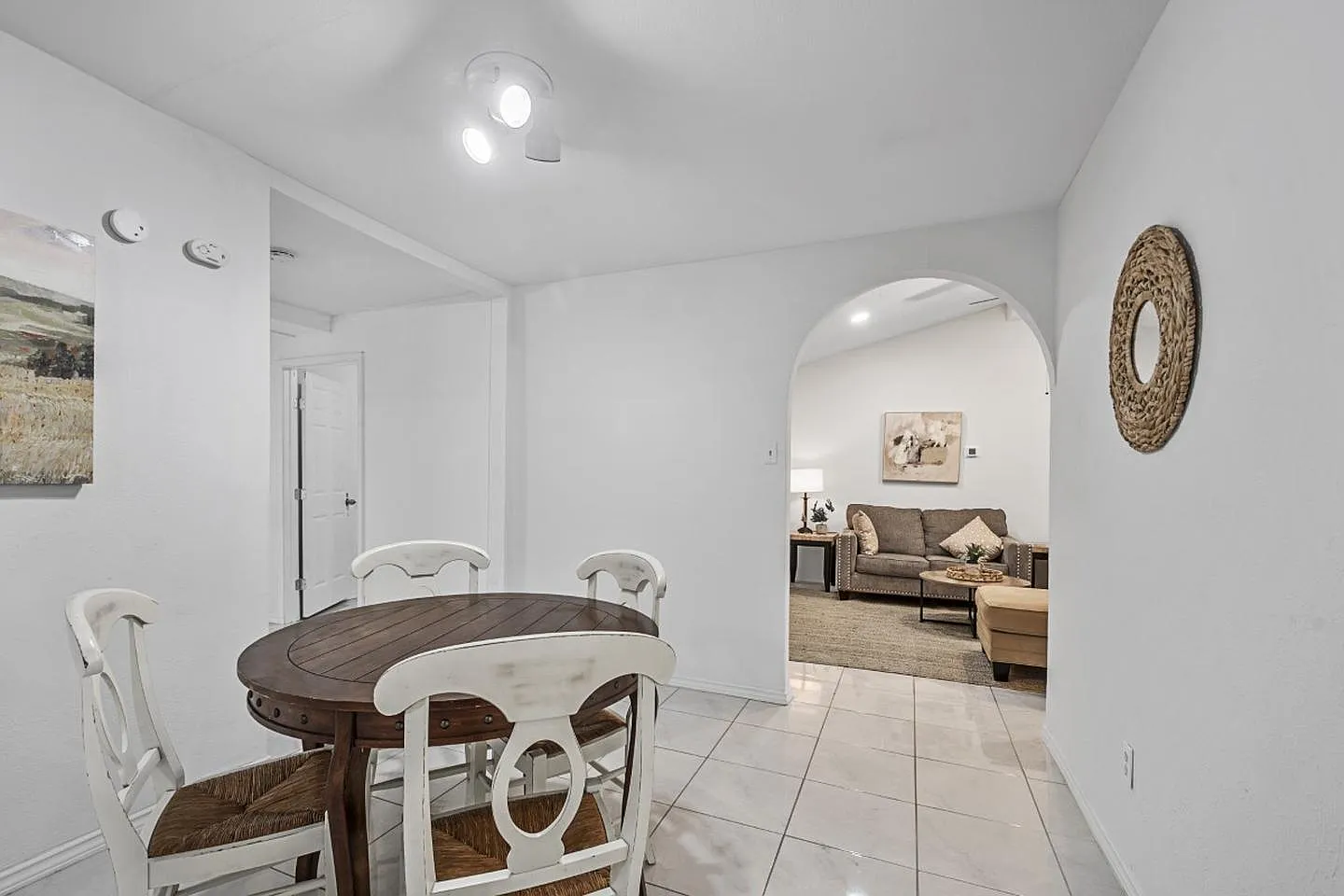 Modern Arlington home near the Parks Mall — Photo 4