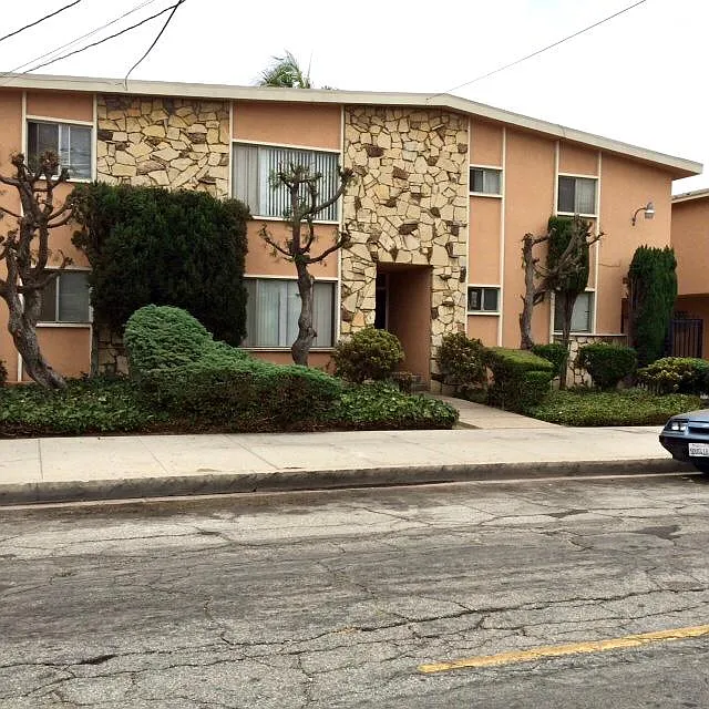 510 W Hyde Park Blvd — Photo 3