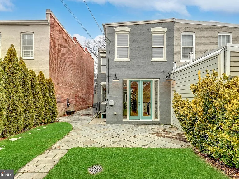 623 E St SE — Photo 23