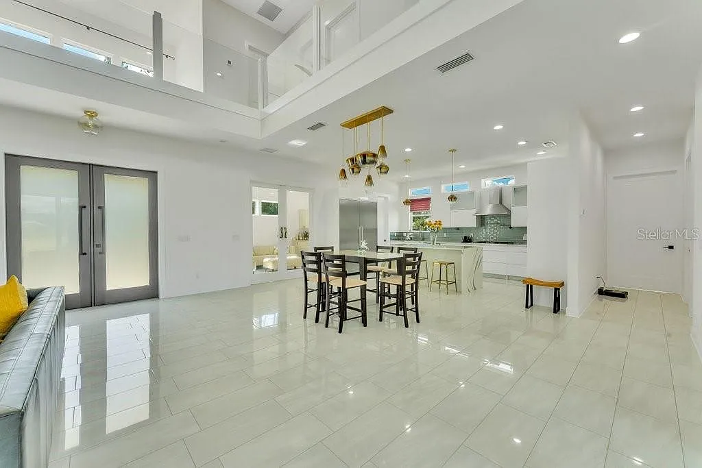 5 bed, 5.5 bath, 4200 sqft, $8,000 — Photo 3