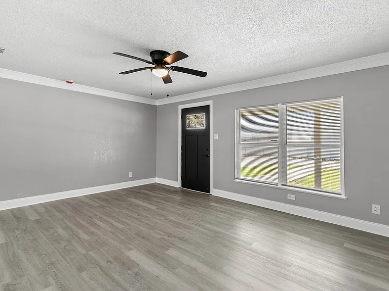 109 E Frost St — Photo 2