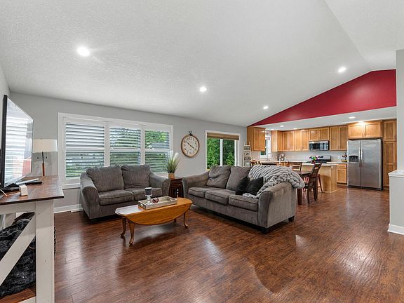 3rd image of 40219 Golden Way