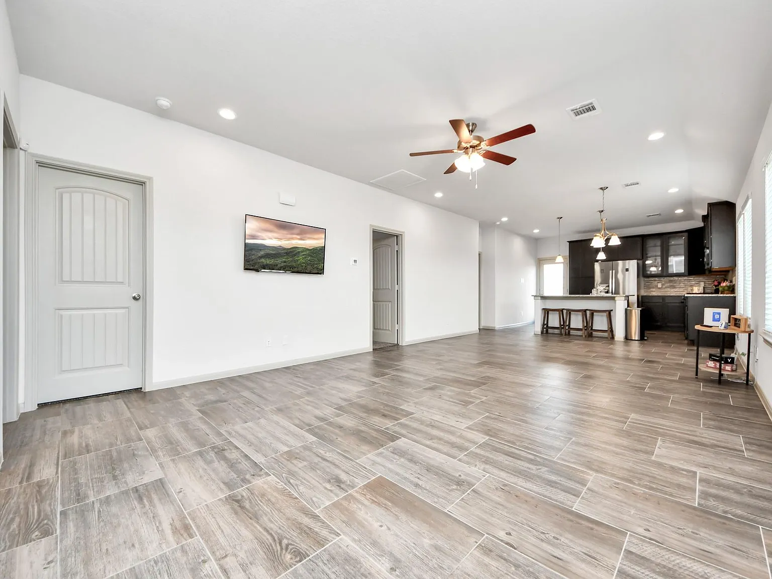 3 bed, 2.0 bath, 1285 sqft, $2,500 — Photo 4