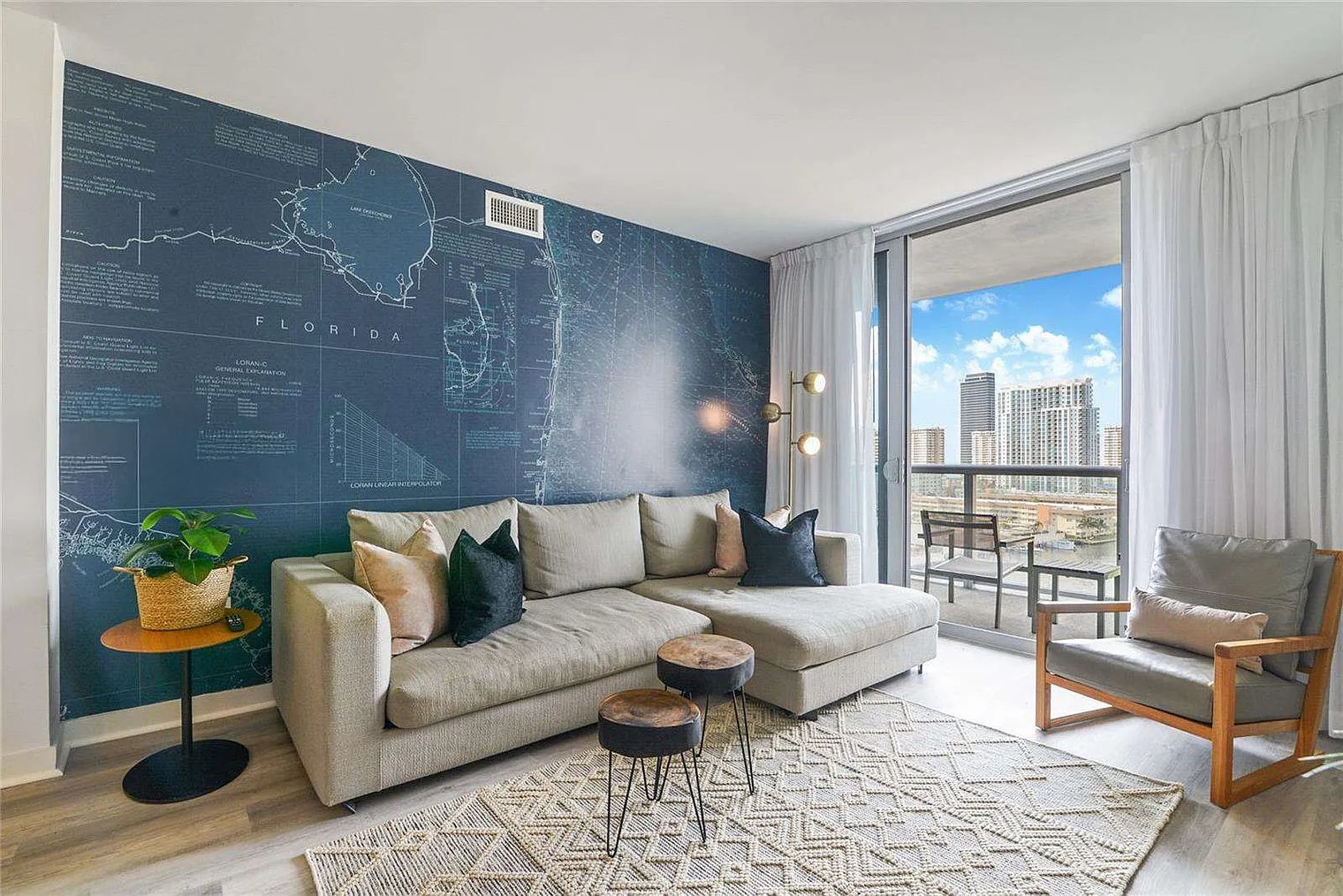 1 bed, 1.0 bath, 699 sqft, $2,627 — Photo 2