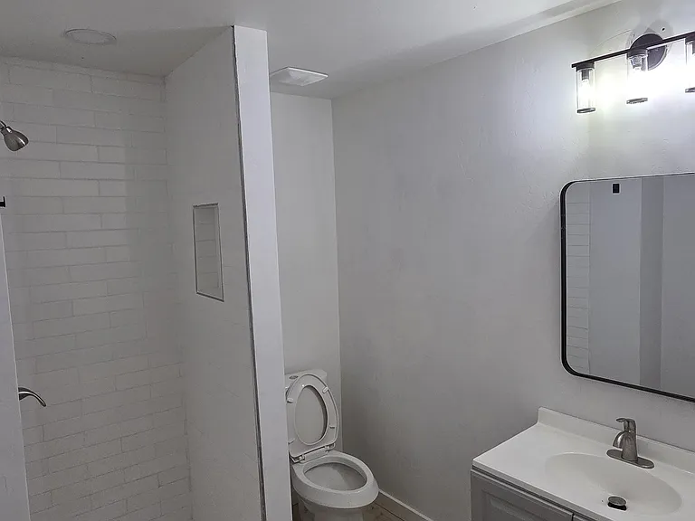 704 W Avenue B — Photo 28