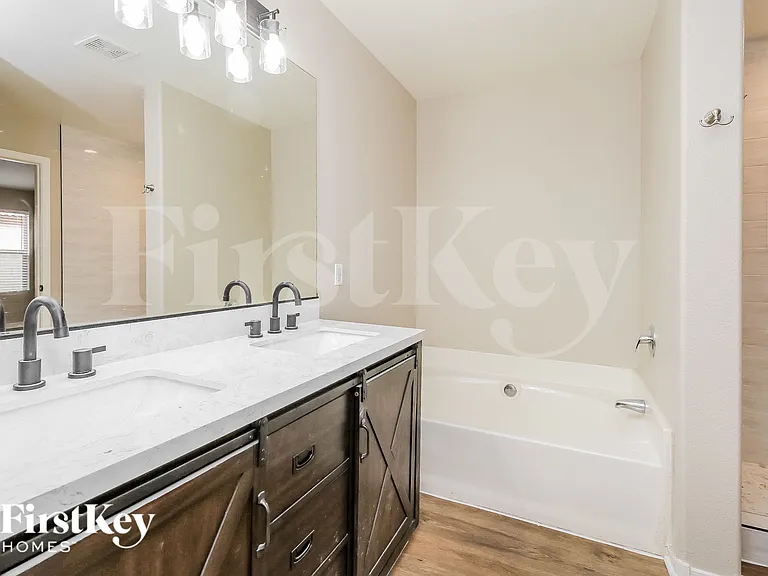 1610 E Desert Ln — Photo 13